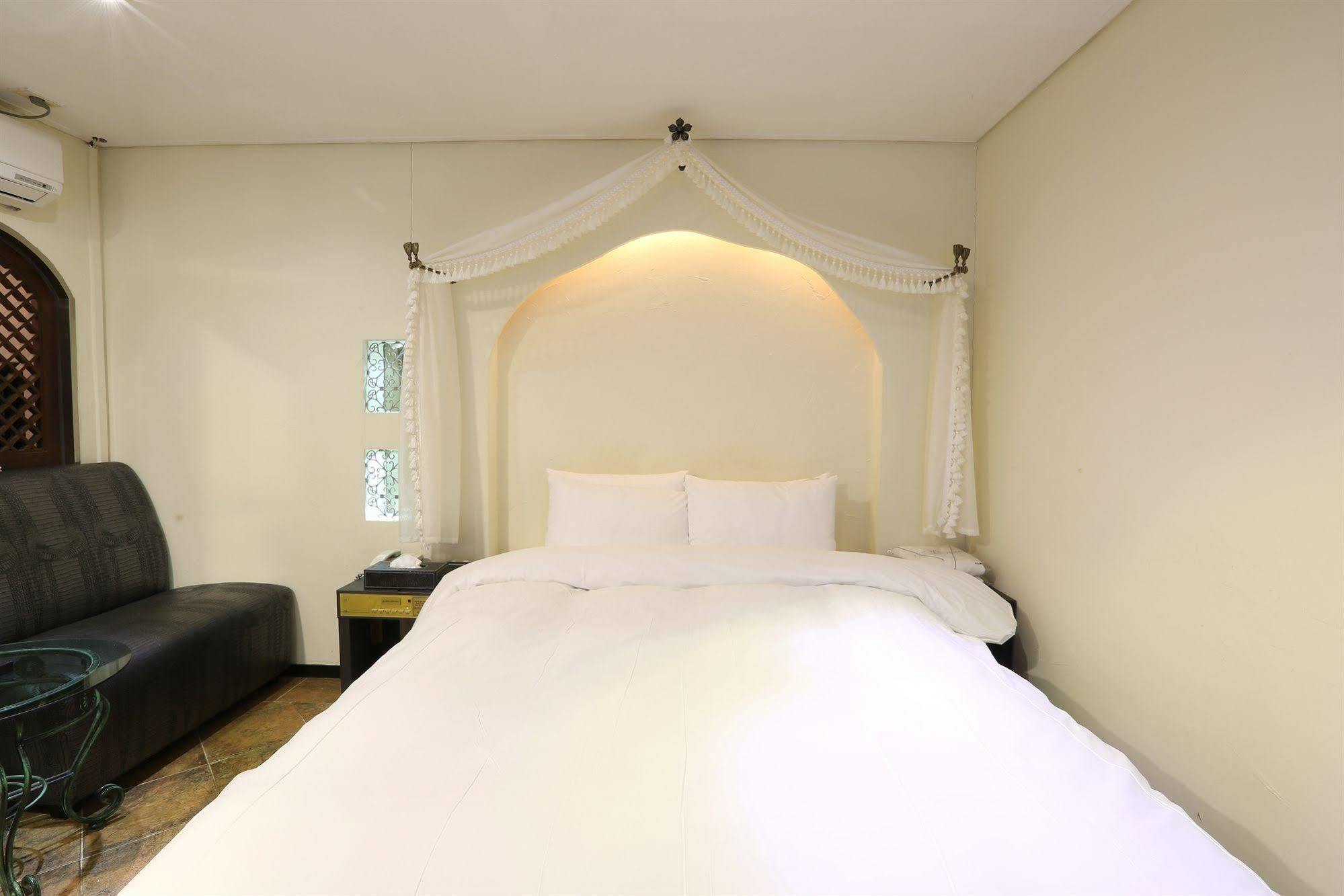 Film 37.2 Hotel Seoul Exterior photo